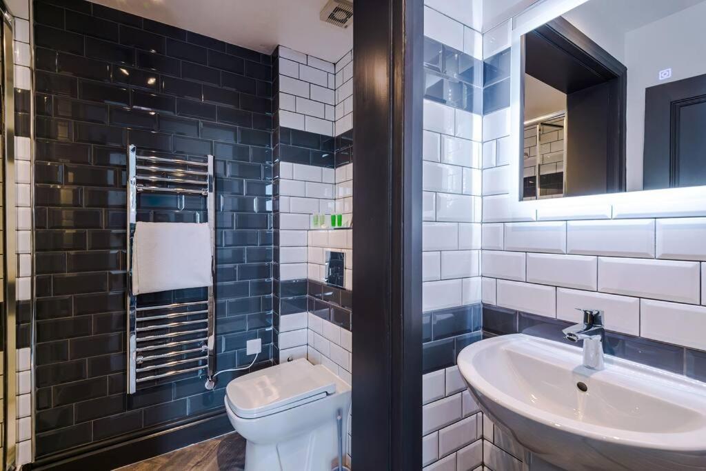 Supersized Studio In Честер Экстерьер фото