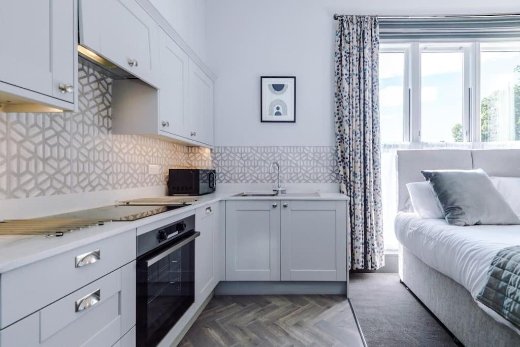 Supersized Studio In Честер Экстерьер фото